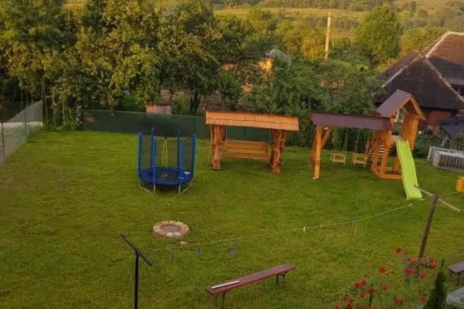 Grădina și locul de joacă din curtea pensiunii